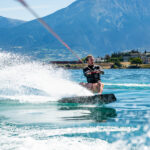 Wakeboard sur les eaux du lac de Serre-Ponçon.