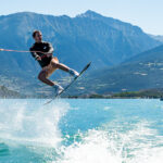 Wakeboard sur les eaux du lac de Serre-Ponçon.